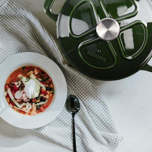 Nepřilnavý litinový hrnec Navaris na sporáky/trouby - 24 cm - 3,5 l - tmavě zelený, 48777.01.80