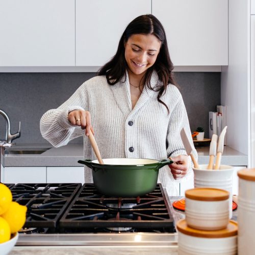 Nepřilnavý litinový hrnec Navaris na sporáky/trouby - 24 cm - 3,5 l - tmavě zelený, 48777.01.80