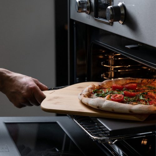 Sada smaltovaný kámen na pizzu 30x38cm a bambusová lopata na pizzu, Navaris, černá/béžová, 51246.01.02