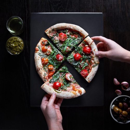 Sada smaltovaný kámen na pizzu 30x38cm a bambusová lopata na pizzu, Navaris, černá/béžová, 51246.01.02