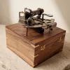 Sextant decorativ Giftdeco NC1517 – replică nautică din alamă, sticlă și lemn, 19 x 21,5 x 10 cm