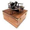 Sextant decorativ Giftdeco NC1517 – replică nautică din alamă, sticlă și lemn, 19 x 21,5 x 10 cm