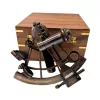 Sextant decorativ Giftdeco NC1517 – replică nautică din alamă, sticlă și lemn, 19 x 21,5 x 10 cm