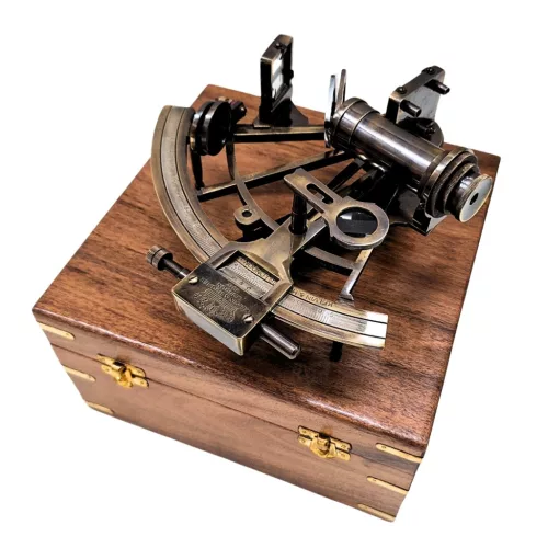 Sextant decorativ Giftdeco NC1517 – replică nautică din alamă, sticlă și lemn, 19 x 21,5 x 10 cm