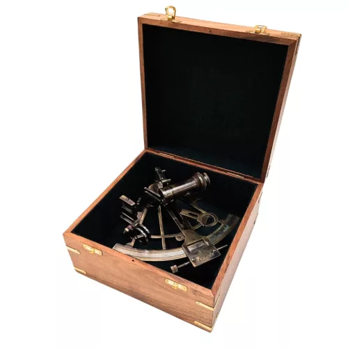 Sextant decorativ Giftdeco NC1517 – replică nautică din alamă, sticlă și lemn, 19 x 21,5 x 10 cm