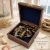 Sextant decorativ Giftdeco NC1517 – replică nautică din alamă, sticlă și lemn, 19 x 21,5 x 10 cm