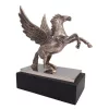 Figurină decorativă Pegas Giftdeco NI9935 – 27,5 x 16 x 36 cm, aluminiu, oțel și lemn