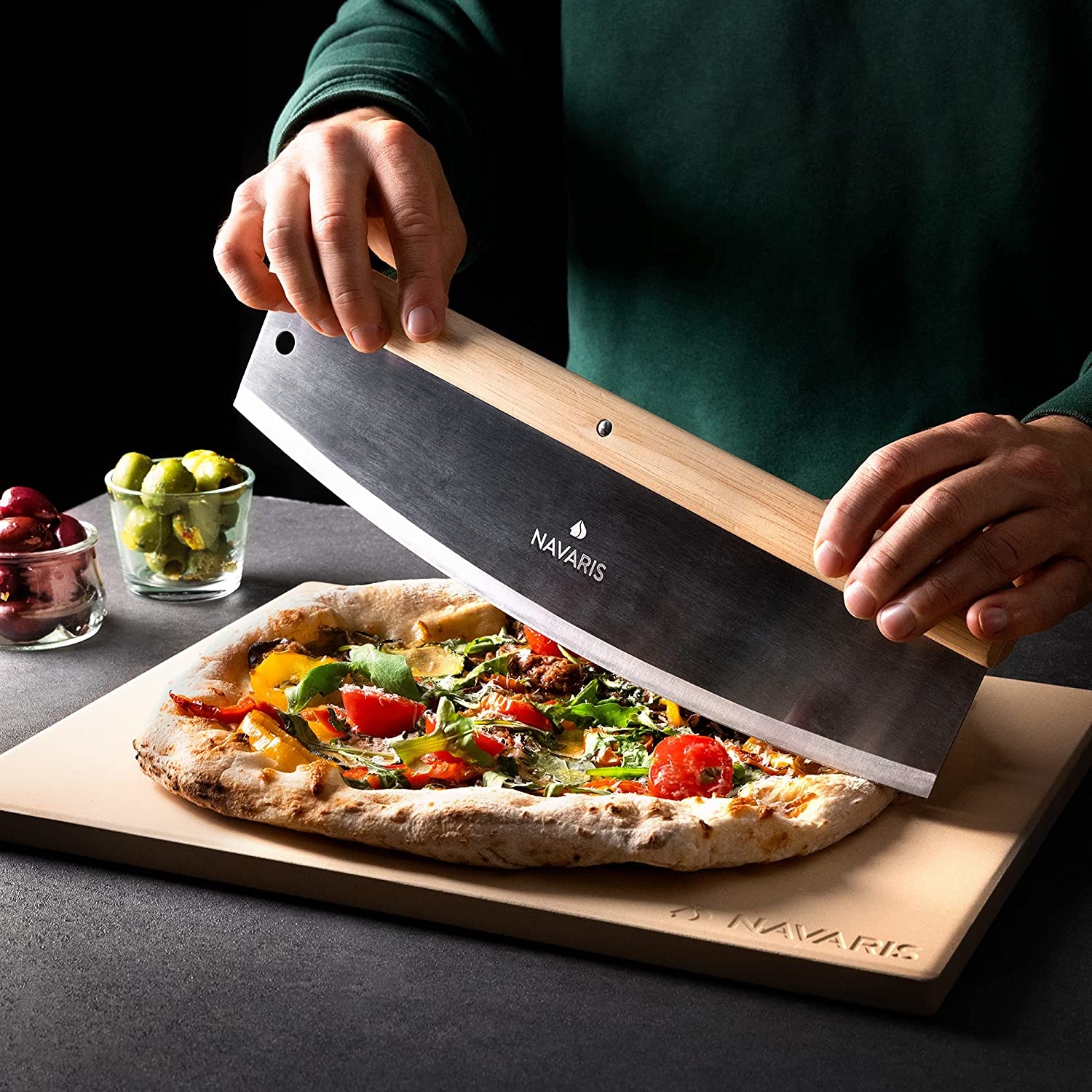 Set piatra de pizza Navaris, 30x38 cm, cu palet de bambus si cutit, pana la 800°C, 53326.01